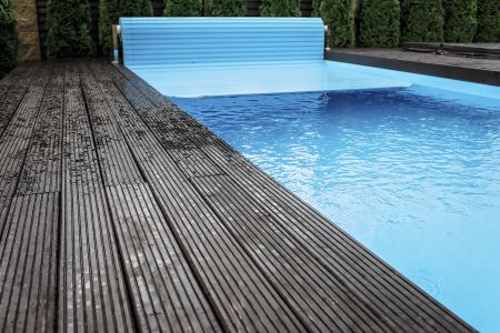 The 6 Best Reasons to Invest in an Automatic Pool Cover